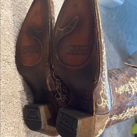 Corral Distressed Brown and Cream Embroidered Boots - Picture 4 of 5